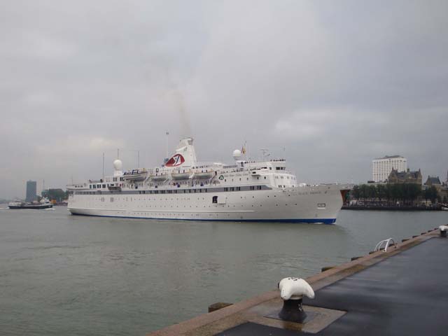 Cruiseschip ms Black Prince van Fred Olsen aan de Cruise Terminal Rotterdam